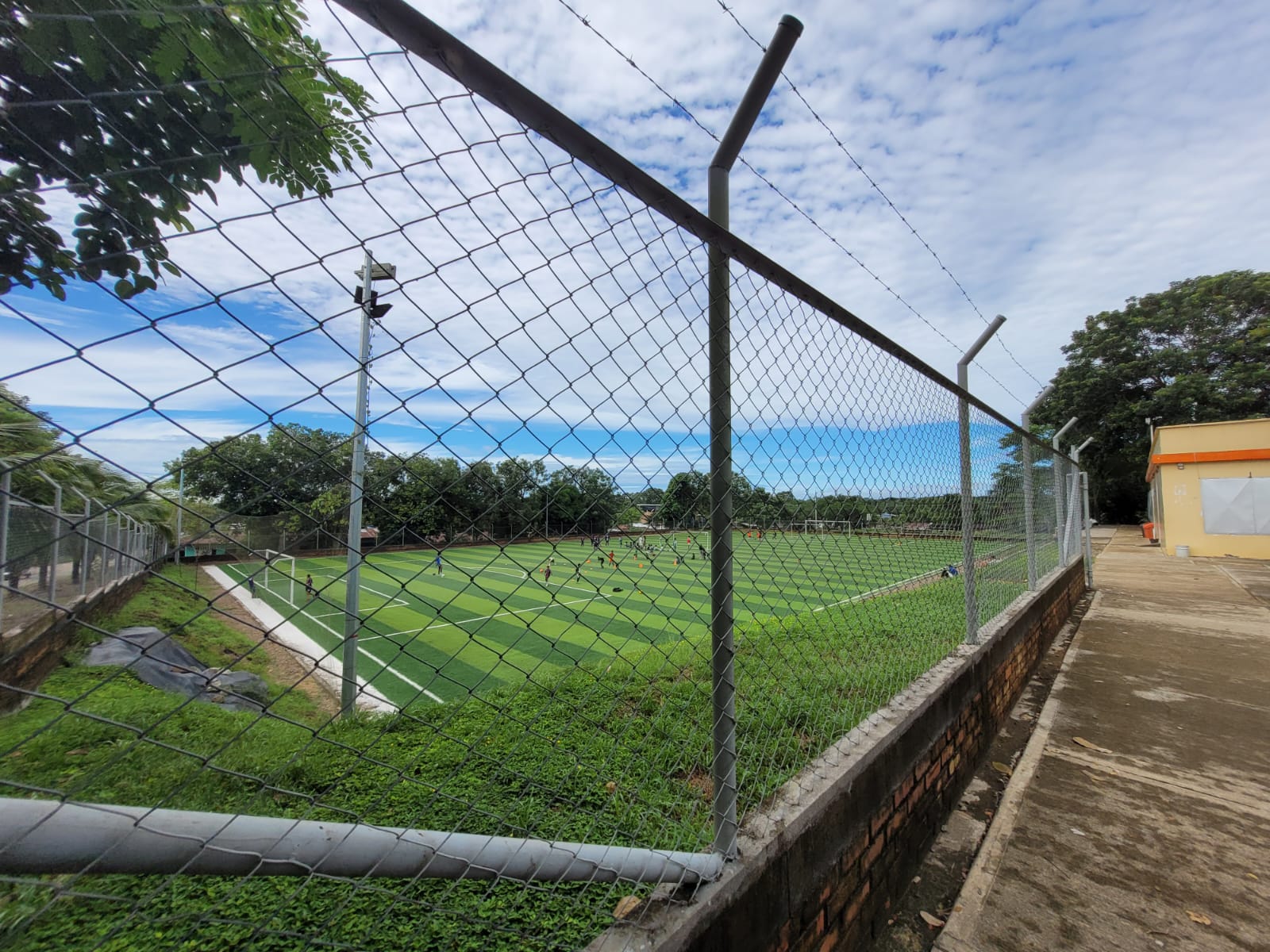 Cancha de fútbol con grama sintética